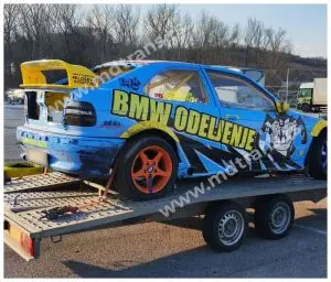 Prevoz BMW trkačkog automobila autoprikolicom